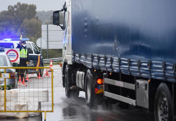 News Bilder des Tages February 4, 2021, Monfortinho, Portugal: A Spanish National Police officer stops a truck at the border between Portugal and Spain..Since January 31, Portugal closed its land border with Spain, for a period of at least two weeks in an attempt to contain the virus. Just essential movements are still allowed, such for workers, medical reasons and goods™ transportation. Monfortinho Portugal - ZUMAs197 20210204_zaa_s197_174 Copyright: xGustavoxValientex