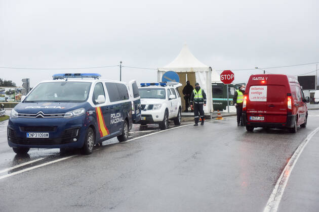 February 4, 2021, Monfortinho, Portugal: Border police officer inspects a vehicle at a checkpoint amid coronavirus crisis..Since January 31, Portugal closed its land border with Spain, for a period of at least two weeks in an attempt to contain the virus. Just essential movements are still allowed, such for workers, medical reasons and goods™ transportation. Monfortinho Portugal - ZUMAs197 20210204_zaa_s197_183 Copyright: xGustavoxValientex
