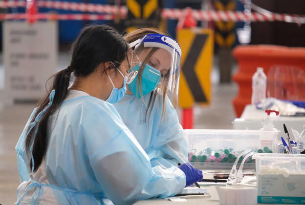 VICTORIA CORONAVIRUS COVID19, Medical staff work at a COVID-19 pop-up testing centre in South Melbourne, Friday, February 5, 2021. Authorities are warning there could still be cases lurking from a Victorian hotel quarantine worker infected with the mutant UK variant of COVID-19. ( NO ARCHIVING, EDITORIAL USE ONLY, NO USE IN BOOKS WITHOUT CONSENT MELBOURNE VIC AUSTRALIA  Copyright: xLUISxASCUIx 20210205001518426460