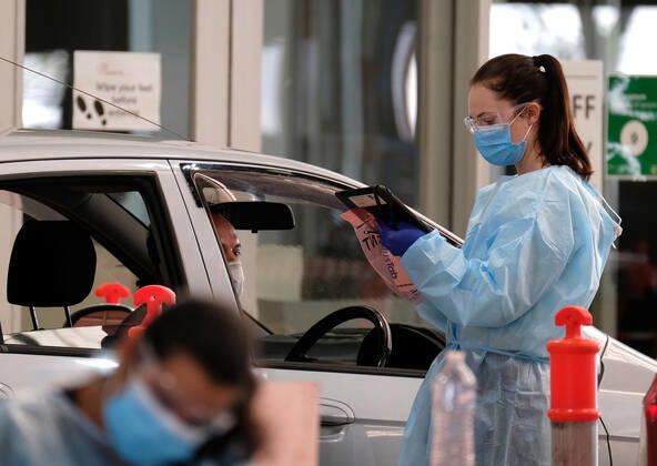 VICTORIA CORONAVIRUS COVID19, Medical staff work at a COVID-19 pop-up testing centre in South Melbourne, Friday, February 5, 2021. Authorities are warning there could still be cases lurking from a Victorian hotel quarantine worker infected with the mutant UK variant of COVID-19. ( NO ARCHIVING, EDITORIAL USE ONLY, NO USE IN BOOKS WITHOUT CONSENT MELBOURNE VIC AUSTRALIA  Copyright: xLUISxASCUIx 20210205001518426502