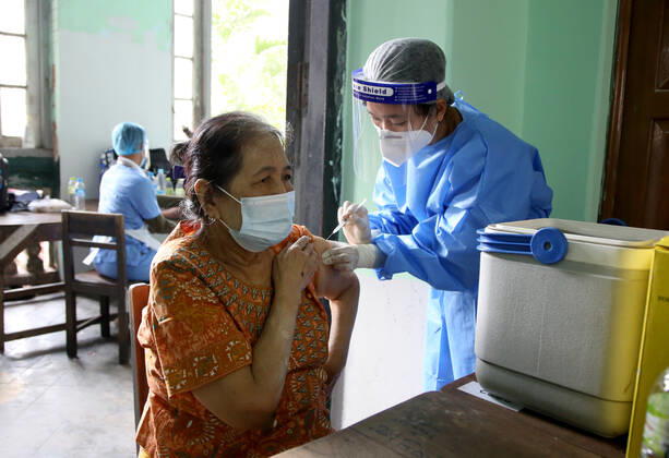 (210205) -- YANGON, Feb. 5, 2021 -- A woman receives the COVID-19 vaccine at a school in Yangon, Myanmar, Feb. 5, 2021. Myanmar resumed the vaccination program against COVID-19 across the country on Friday, according to an announcement from the Health and Sports Ministry. (Photo by Xinhua) MYANMAR-VACCINATION-COVID-19-RESUMPTION Haymhan 