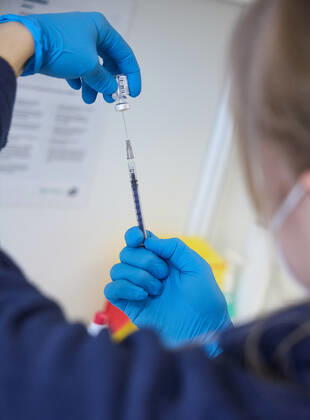 Pulling the syringe out of the bottle with vaccine Bavarian Vaccination Center Augsburg, press tour Bavarian Vaccination Center Augsburg, press tour
