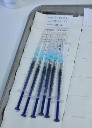 Six syringes filled from a bottle of vaccine from BionTech Pfizer are ready Bavarian Vaccination Center Augsburg, press tour Bavarian Vaccination Center Augsburg, press tour