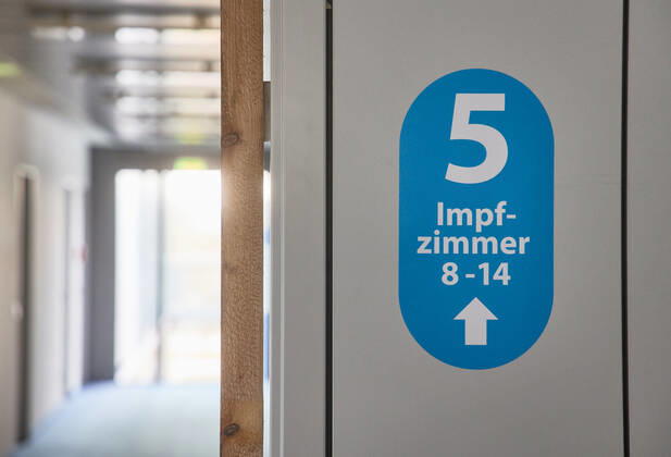 Information sign to the vaccination rooms in the vaccination centre Bavarian Vaccination Centre Augsburg, press tour Bavarian Vaccination Centre Augsburg, press tour
