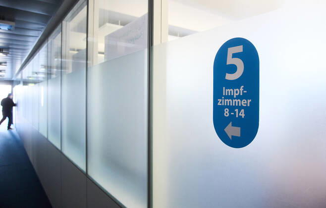 Information sign to the vaccination rooms in the vaccination centre Bavarian Vaccination Centre Augsburg, press tour Bavarian Vaccination Centre Augsburg, press tour