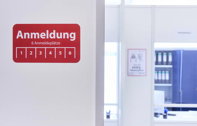 Sign for registration at the vaccination centre Bavarian Vaccination Centre Augsburg, press tour Bavarian Vaccination Centre Augsburg, press tour