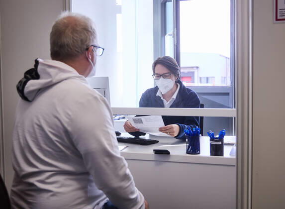 At the registration desk at the Vaccination Center Bavarian Vaccination Center Augsburg, press tour Bavarian Vaccination Center Augsburg, press tour