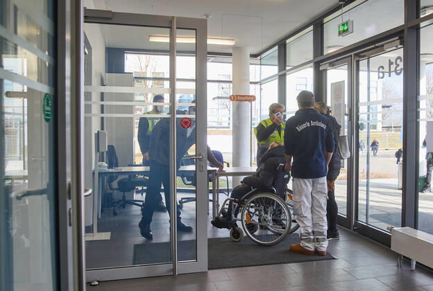 Entrance area in the vaccination centre, temperature measurement Person in wheelchair Bavarian Vaccination Centre Augsburg, press tour Bavarian Vaccination Centre Augsburg, press tour