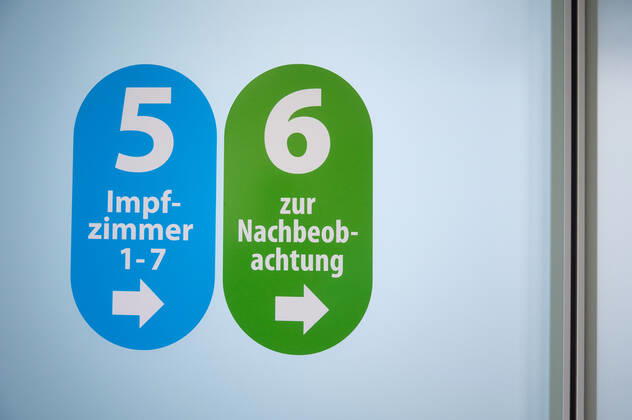 Signs to the vaccination rooms and to the follow-up Bavarian Vaccination Center Augsburg, press tour Bavarian Vaccination Center Augsburg, press tour