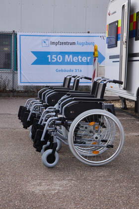 Wheelchairs are available at the PArkplatz in front of the Vaccination Center for the Infirm Bavarian Vaccination Center Augsburg, press tour Bavarian Vaccination Center Augsburg, press tour