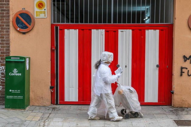 February 5, 2021: February 5, 2021 (Malaga) Woman dressed from the feet to the head of plastic and protections for fear of the Coronavirus or Covid 19 ,goes out to the protected street. - ZUMAc161 20210205_zap_c161_027 Copyright: xLorenzoxCarnerox
