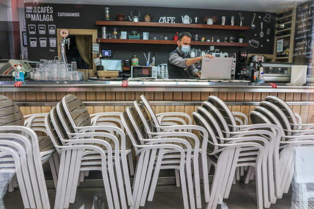 News Bilder des Tages February 5, 2021: 5 February 2021 (Malaga) the take-away service is the only option for restaurants and cafes for the closure of non-essential shops in Andalucia by coronavirus - ZUMAc161 20210205_zap_c161_032 Copyright: xLorenzoxCarnerox
