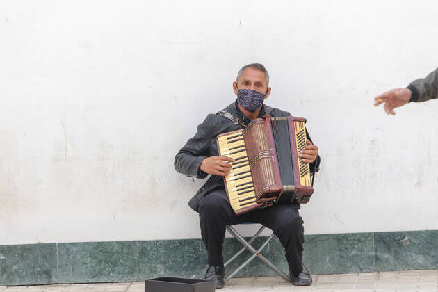 February 5, 2021: February 5, 2021 (Malaga) Homeless people, homeless without economic resources are looking for the life of to get money because of the economic crisis of Covid 19 or coronavirus - ZUMAc161 20210205_zap_c161_054 Copyright: xLorenzoxCarnerox