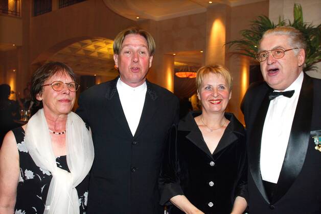 Mentor Copyright IMAGO Herrmann Theme Gala Dinner of the Mentor Foundation at the Hotel Adlon on 12 10 02 with guests Erika de Hadeln, Jürgen and Elvie Schau with Moritz de Hadeln Copyright: xEventpressxHerrmannx