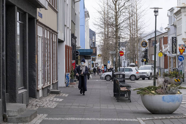 Although it is not mandatory to wear masks on the streets in Iceland, most pedestrians wear masks to protect themselves from contracting the Corona virus The current 14 day incidence in Iceland is 3.8 Although it is not mandatory to wear masks on the streets in Iceland, most pedestrians wear masks to