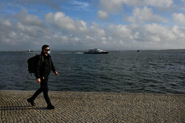 February 3, 2021, Lisbon, Portugal: A man wearing a face mask walks along the Cais de Sodrà boulevard, next to the Tenjo River in Lisbon..Portugal has registered 13,740 deaths and 755,774 confirmed cases since the beginning of the pandemic according to the bulletin of the General Health Department Lisbon Portugal - ZUMAs197 20210203_zab_s197_037 Copyright: xJorgexCastellanosx
