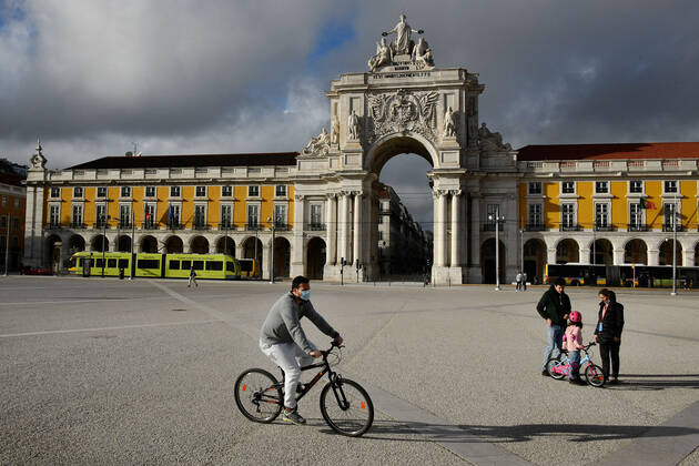 February 3, 2021, Lisbon, Portugal: A man wearing a face mask rides his bicycle in Praca de Comercio..Portugal has registered 13,740 deaths and 755,774 confirmed cases since the beginning of the pandemic according to the bulletin of the General Health Department Lisbon Portugal - ZUMAs197 20210203_zab_s197_043 Copyright: xJorgexCastellanosx