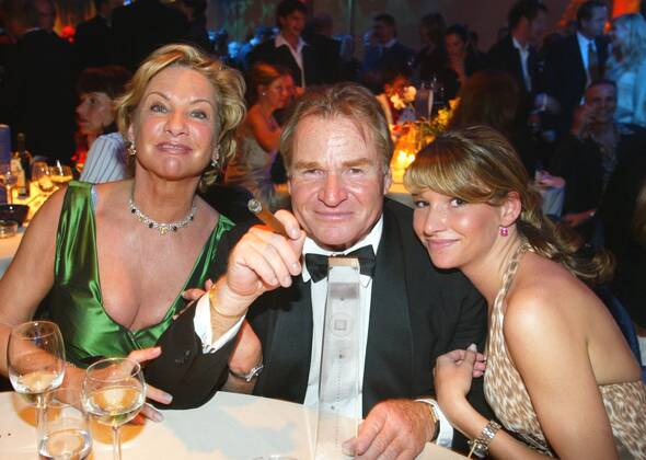 Television Award 2003 Copyright IMAGO Herrmann 27 09 2003 Subject Award winner Fritz Wepper with wife Angela and daughter Sophie Award ceremony of the German Television Award 2003 The German Television Award for the 5th time in the Coloneum in Cologne Copyright: xEventpressxHerrmannx