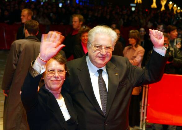 Berlinale Copyright IMAGO Herrmann 05 02 2004 Moritz de Hadeln with wife Erika Theme Berlinale opening film Cold Mountain Red carpet at the premiere Copyright: xEventpressxHerrmannx