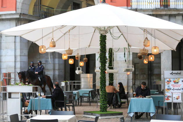 Several people on the terrace of a bar in the center of Madrid (Spain), on February 5, 2021. The Community of Madrid extends from Friday the number of people who can share a table on the terraces, which goes from four to a maximum of six, while maintaining the limit of four inside the establishments, and continues to suspend the bar service. The increase in the maximum number of diners on the terraces has been published Friday in the Official Gazette of the Community of Madrid (BOCM) with effect from the same day of publication. 5 FEBRUARY 2021;COMMUNITY OF MADRID;HOSPITALITY;CORONAVIRUS;TERRACES;BARS;ECONOMY;VIRUS Tamara Rozas LagenciaEP 02 05 2021 MADRID MADRID Spain Copyright: xTamaraxRozasx 3550103