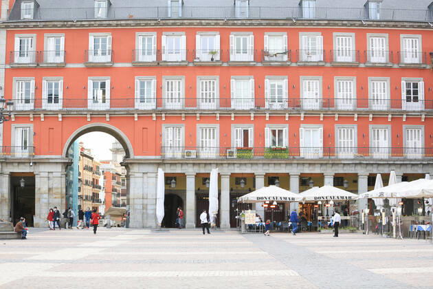 Bar terraces in the Plaza Mayor in Madrid (Spain), on February 5, 2021. The Community of Madrid extends from Friday the number of people who can share a table on the terraces, which goes from four to a maximum of six, while maintaining the limit of four inside the establishments, and continues to suspend the bar service. The increase in the maximum number of diners on the terraces has been published Friday in the Official Gazette of the Community of Madrid (BOCM) with effect from the same day of publication. 5 FEBRUARY 2021;COMMUNITY OF MADRID;HOSPITALITY;CORONAVIRUS;TERRACES;BARS;ECONOMY;VIRUS Tamara Rozas LagenciaEP 02 05 2021 MADRID MADRID Spain Copyright: xTamaraxRozasx 3550110