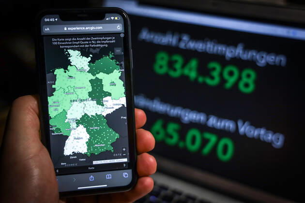 Coronavirus in Germany COVID 19 Vaccinations Dashboard 05 02 2021 Esri Deutschland GmbH based on the Digital Vaccination Rate Monitoring for COVID 19 Vaccination of the RKI Number of first vaccinations 2 153 000 Changes from previous day 51 518 Number of second vaccinations 834 398 Changes from previous day 65 070 Data as of 05 02 2021