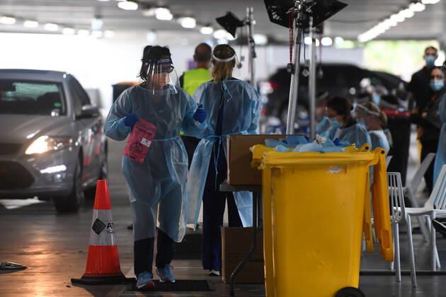 VICTORIA CORONAVIRUS COVID19, Medical staff work at a pop-up Covid-19 testing site in Albert Park, Melbourne, Saturday, February 6, 2021. Victoria will review airflow within quarantine hotels and change mask policies for staff as it seeks to avoid a repeat of two suspected COVID-19 leaks. ( NO ARCHIVING, EDITORIAL USE ONLY, NO USE IN BOOKS WITHOUT CONSENT MELBOURNE VIC AUSTRALIA  Copyright: xERIKxANDERSONx 20210206001518643112