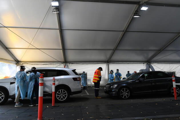 VICTORIA CORONAVIRUS COVID19, **EDS NOTE - IMAGE HAS BEEN DIGITALLY ALTERED TO BLUR LICENCE PLATE** Medical staff work at a pop-up Covid-19 testing site in Brighton, Melbourne, Saturday, February 6, 2021. Victoria will review airflow within quarantine hotels and change mask policies for staff as it seeks to avoid a repeat of two suspected COVID-19 leaks. ( NO ARCHIVING, EDITORIAL USE ONLY, NO USE IN BOOKS WITHOUT CONSENT MELBOURNE VIC AUSTRALIA  Copyright: xERIKxANDERSONx 20210206001518651001