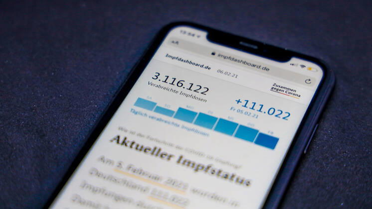 Vaccination dashboard of the Federal Ministry of Health Current vaccination status DEU, Germany, Berlin, 06 02 2021 Impfdashboard de Stand 06 Februar 2021, 10 15 Uhr, angezeigt auf einem iPhone Fortschritt der COVIDâ â 19â â vaccination.