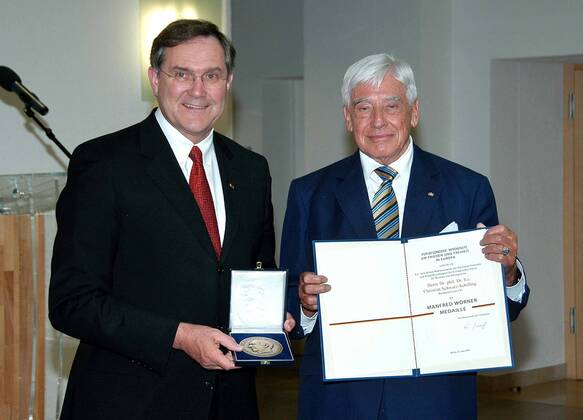 Verleihung der Manfred Woerner Medaille Verleihung der Manfred Woerner Medaille an den Hohen Repraesentanten der Vereinten Nationen und Sonderbeauftragten der Europaeischen Union fuer Bosnien und Herzegowina Dr. phil. Dr. h.c. Christian Schwarz-Schilling durch Bundesverteidigungsminister Dr. Franz Josef Jung in Berlin am 12.06.2006. Mit : V.l.: Bundesverteidigungsminister Dr. Franz Josef Jung mit Dr. phil. Dr. h.c. Christian Schwarz-Schilling Foto : politikundpartys.de Mathias Krohn Copyright: xIMAGOxPOLITIKx-xPARTYS MathiasxKrohnx