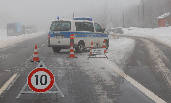 Corona border control 07 02 2021, Reitzenhain, border to the Czech Republic, despite severe winter and fog, border controls are carried out within the framework of the Corona entry regulations Strong Federal Police forces check each vehicle on entry The occupants must be able to show Corona documents Chemnitz Saxony FRG