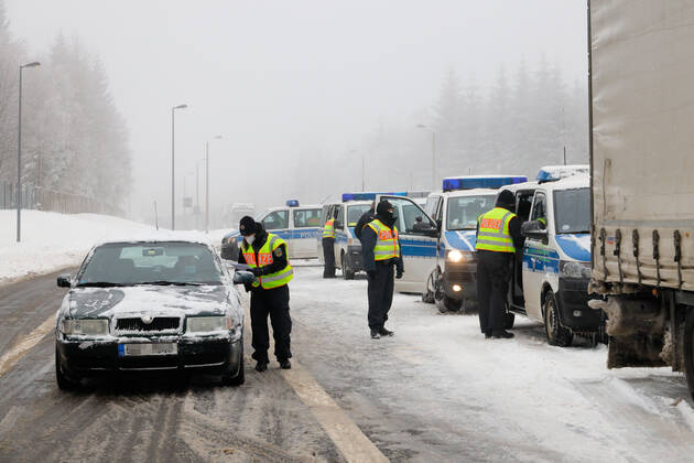 Corona border control 07 02 2021, Reitzenhain, border to the Czech Republic, despite severe winter and fog, border controls are carried out within the framework of the Corona entry regulations Strong Federal Police forces check each vehicle on entry The occupants must be able to show Corona documents Chemnitz Saxony FRG