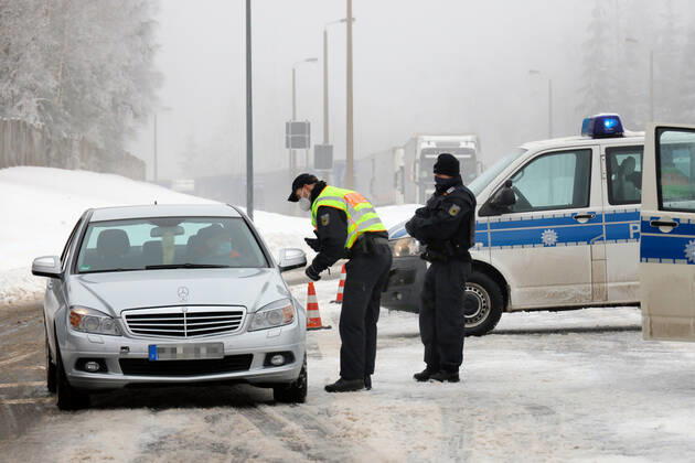 Corona border control 07 02 2021, Reitzenhain, border to the Czech Republic, despite severe winter and fog, border controls are carried out within the framework of the Corona entry regulations Strong Federal Police forces check each vehicle on entry The occupants must be able to show Corona documents Chemnitz Saxony FRG