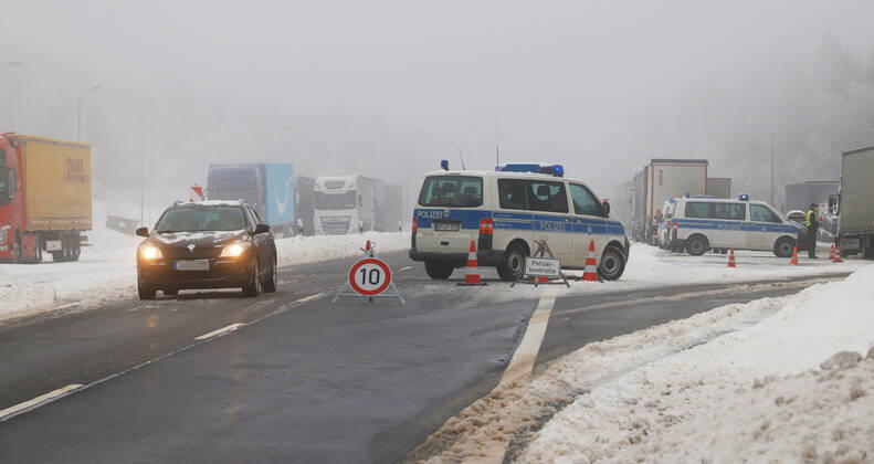 Corona border control 07 02 2021, Reitzenhain, border to the Czech Republic, despite severe winter and fog, border controls are carried out within the framework of the Corona entry regulations Strong Federal Police forces check each vehicle on entry The occupants must be able to show Corona documents Chemnitz Saxony FRG