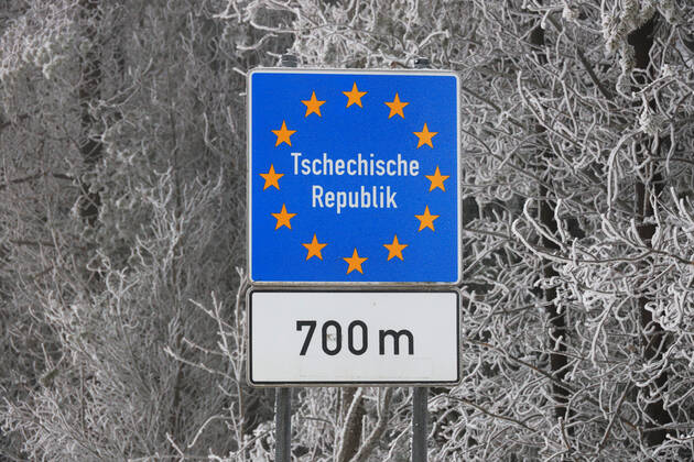 Corona border control 07 02 2021, Reitzenhain, border to the Czech Republic, despite severe winter and fog, border controls are carried out within the framework of the Corona entry regulations Strong Federal Police forces check each vehicle on entry The occupants must be able to show Corona documents Chemnitz Saxony FRG