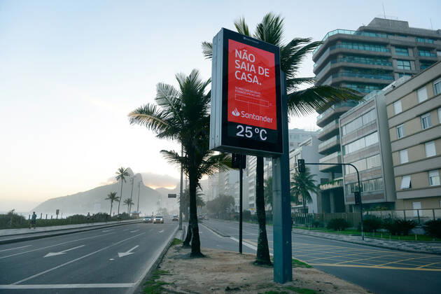 Brazil under COVID-19 RIO DE JANEIRO, BRAZIL, APR 04: COVID 19 - Sign stay at home at Vieira Souto Avenue in Ipanema on April 04, 2020. ( Photo by Chico Ferreira Penta Press ) Rio de Janeiro Brazil 5952_228645 Copyright: xChicoxFerreira PentaxPressx