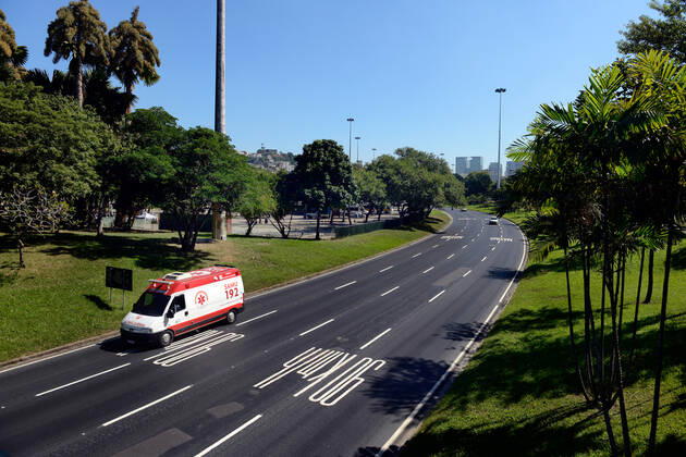 Brazil under COVID-19 RIO DE JANEIRO, BRAZIL, APR 29: COVID 19 - Ambulance on the Aterro do Flamengo Expressway during the lockdown caused by the coronavirus pandemic on April 29 , 2020. ( Photo by Chico Ferreira Penta Press ) Rio de Janeiro Brazil 5952_228650 Copyright: xChicoxFerreira PentaxPressx