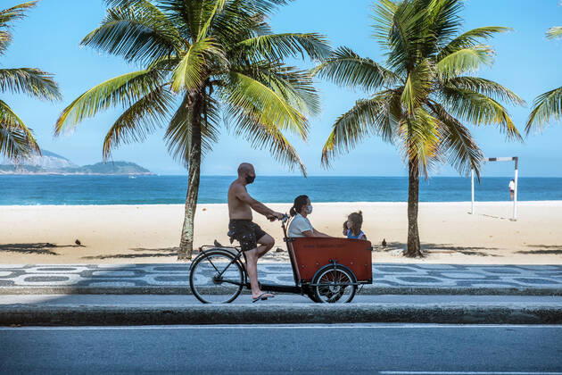 Brazil under COVID-19 RIO DE JANEIRO, BRAZIL, APR 29: COVID 19 - family wearing masks rides a bicycle during a corona virus pandemic at Ipanema Beach on April 29, 2020. ( Photo by Chico Ferreira Penta Press ) Rio de Janeiro Brazil 5952_228651 Copyright: xChicoxFerreira PentaxPressx
