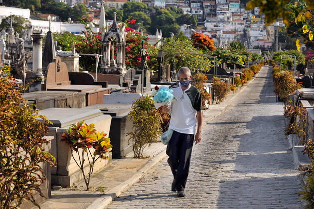Brazil under COVID-19 RIO DE JANEIRO, BRAZIL, APR 30: COVID 19 - Sao Joao Batista Cemetery on April 30, 2020. Man takes flowers to his mother s grave victim of covid 19 ( Photo by Chico Ferreira Penta Press ) Rio de Janeiro Brazil 5952_228652 Copyright: xChicoxFerreira PentaxPressx