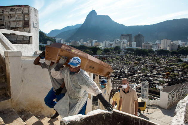 Brazil under COVID-19 RIO DE JANEIRO, BRAZIL, APR 30 : COVID 19 - Funeral of the victim of Covid19 in the Sao Joao Batista cemetery - Corcovado and Christ on the background on April 30, 2020. ( Photo by Chico Ferreira Penta Press ) Rio de Janeiro Brazil 5952_228653 Copyright: xChicoxFerreira PentaxPressx
