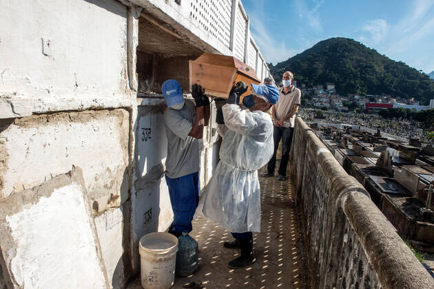 Brazil under COVID-19 RIO DE JANEIRO, BRAZIL, APR 30 : COVID 19 - Funeral of the victim of Covid19 in the Sao Joao Batista cemetery on April 30, 2020. ( Photo by Chico Ferreira Penta Press ) Rio de Janeiro Brazil 5952_228654 Copyright: xChicoxFerreira PentaxPressx