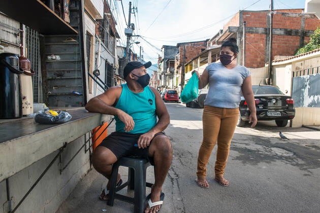 Brazil under COVID-19 RIO DE JANEIRO, BRAZIL, APR 30: COVID 19 - people wearing mask at Cidade de Deus favela on April 30, 2020. ( Photo by Chico Ferreira Penta Press ) Rio de Janeiro Brazil 5952_228655 Copyright: xChicoxFerreira PentaxPressx