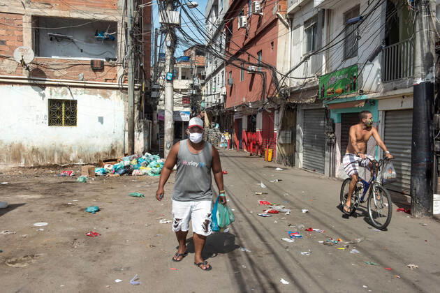 Brazil under COVID-19 RIO DE JANEIRO, BRAZIL, APR 30: COVID 19 - people wearing mask at Cidade de Deus favela on April 30, 2020. ( Photo by Chico Ferreira Penta Press ) Rio de Janeiro Brazil 5952_228657 Copyright: xChicoxFerreira PentaxPressx