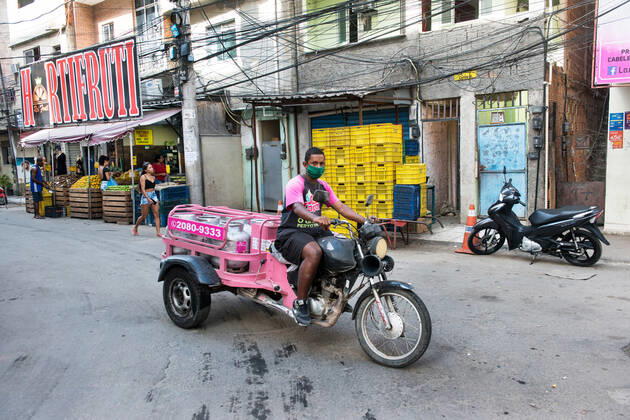 Brazil under COVID-19 RIO DE JANEIRO, BRAZIL, APR 30: COVID 19 - Propane tank Deliveryboy wearing mask at Cidade de Deus favela on April 30, 2020. ( Photo by Chico Ferreira Penta Press ) Rio de Janeiro Brazil 5952_228658 Copyright: xChicoxFerreira PentaxPressx