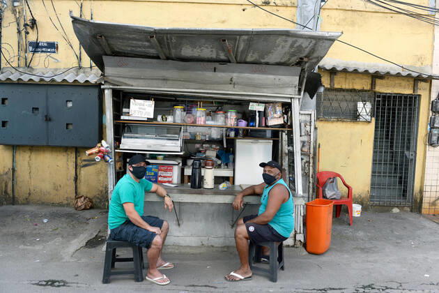 Brazil under COVID-19 RIO DE JANEIRO, BRAZIL, APR 30: COVID 19 - people wearing a mask in a small shop at Cidade de Deus favela on April 30, 2020. ( Photo by Chico Ferreira Penta Press ) Rio de Janeiro Brazil 5952_228659 Copyright: xChicoxFerreira PentaxPressx