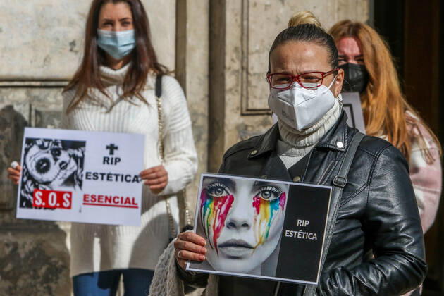 February 8, 2021: February 8, 2021 (Malaga) the Integral Aesthetic Platform is against the closure of beauty and aesthetic centers and in defense of being considered an essential activity at the door of the Government Delegation of Malaga - ZUMAc161 20210208_zap_c161_005 Copyright: xLorenzoxCarnerox