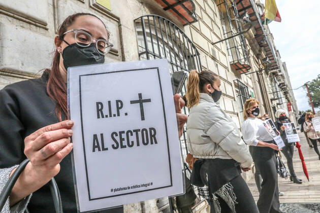 February 8, 2021: February 8, 2021 (Malaga) the Integral Aesthetic Platform is against the closure of beauty and aesthetic centers and in defense of being considered an essential activity at the door of the Government Delegation of Malaga - ZUMAc161 20210208_zap_c161_009 Copyright: xLorenzoxCarnerox