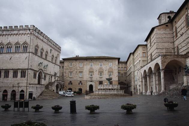 Perugia in the red zone. The capital and the province in full state of emergency covid 19 also due to the variants of the virus present in the area. the city is back in full lockdown. the deserted historic center. anguish and fear reign. 4 November square Editorial Usage Only  Copyright: xEmanuelaxBinconix xIPAx