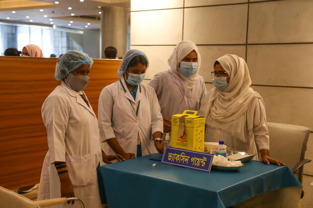 Bangladesh: Covid-19 vaccination drive begins in Dhaka Medical workers are discussing with themselves during the vaccination drive. Dhaka Dhaka Division Bangladesh Copyright: NahidxHasan