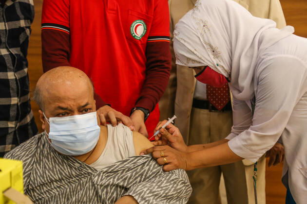 Bangladesh: Covid-19 vaccination drive begins in Dhaka Former chief justices of Bangladesh getting a shot with the dose of Covishield covid-19 vaccine during the vaccination drive. Dhaka Dhaka Division Bangladesh Copyright: NahidxHasan